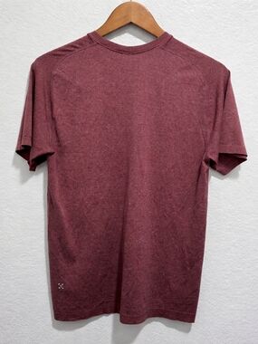 Lululemon Mens Medium Athletic Shirt Maroon Short Sleeve Workout Running...